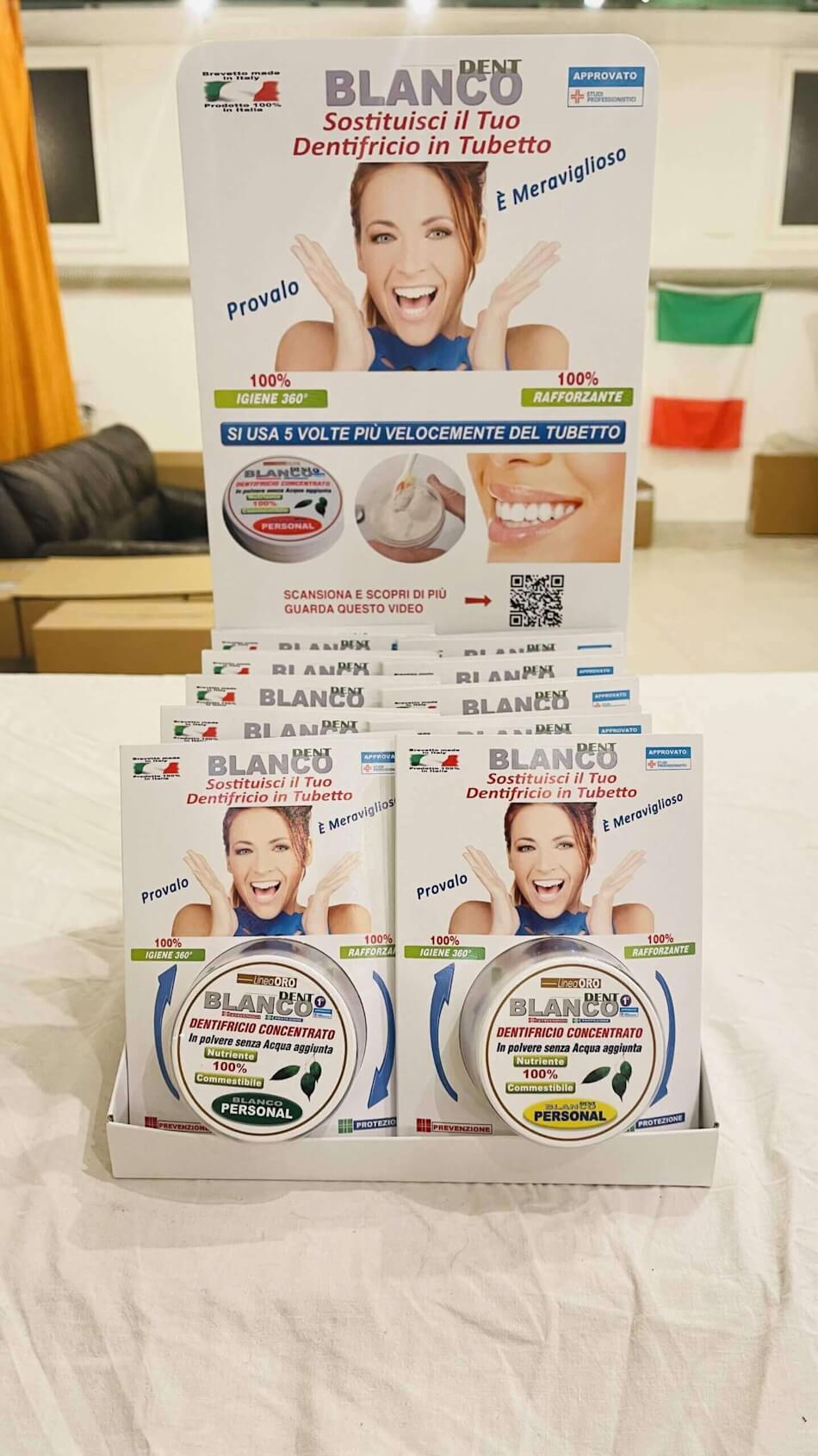 Espositore composto da 24 kit Blancodent con vasetto personalizzato